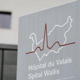 Le résultat négatif de l'Hôpital du Valais contraint l’institution à prendre des mesures d’économie et de tout mettre en oeuvre pour retrouver un équilibre financier (archives). KEYSTONE/JEAN-CHRISTOPHE BOTT